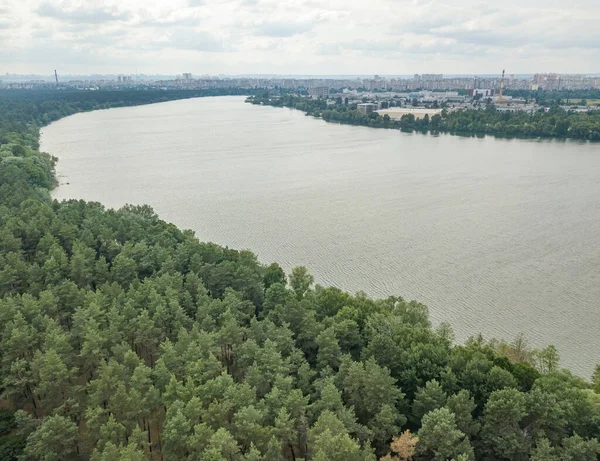 Yazın Forest Gölü. Hava aracı görünümü.