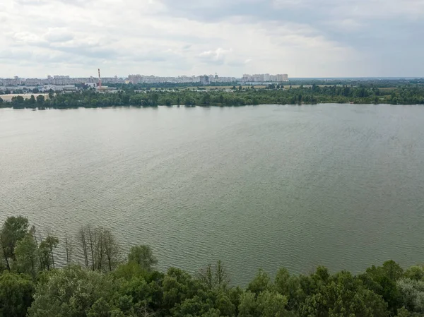 Yazın Forest Gölü. Hava aracı görünümü.