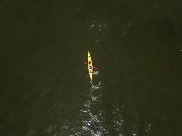 Καγιάκ Στο Ποτάμι Καλοκαίρι Αεροφωτογραφία Τηλεκατευθυνόμενου — Φωτογραφία Αρχείου