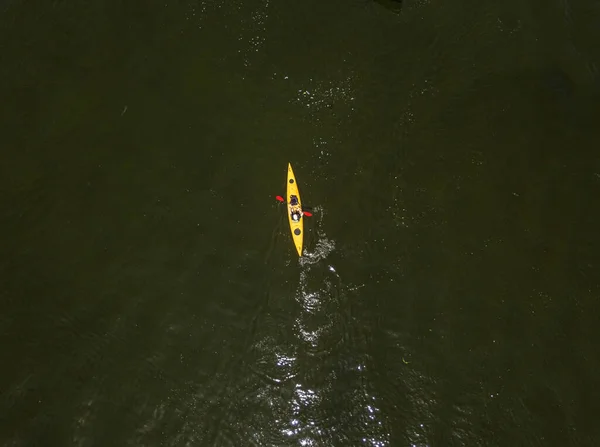 夏天在河边的独木舟空中无人驾驶飞机视图 — 图库照片