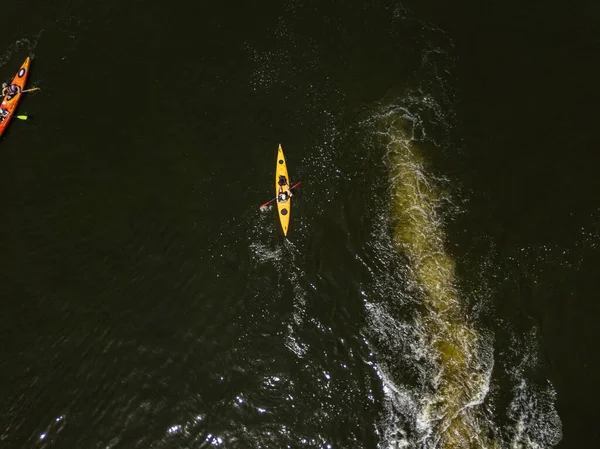 Yazın nehirde kano. Hava aracı görünümü.
