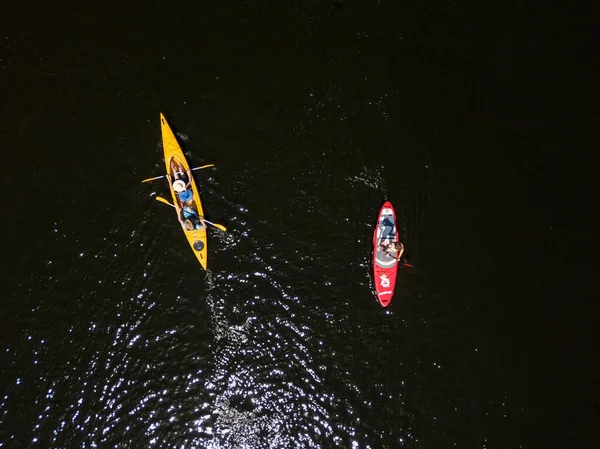 Yazın nehirde kano. Hava aracı görünümü.