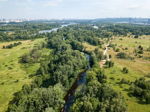 Yazın Yeşil Ağaçların Arasında Bir Nehir Hava Aracı Görünümü — Stok fotoğraf