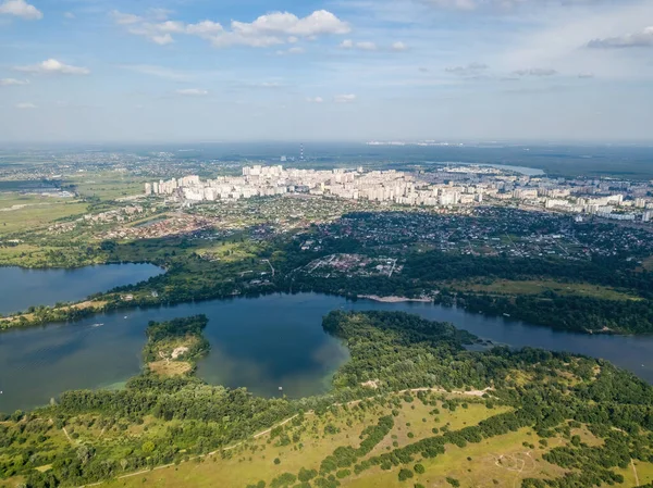 Yazın Kiev 'deki Dinyeper Nehri. Hava aracı görünümü.