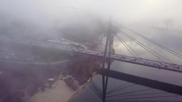Nagranie Dronów Lotniczych Północny Most Kijowie Jesiennej Mgle — Wideo stockowe