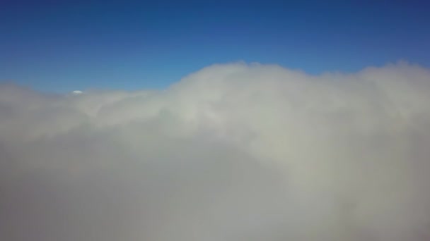 高空无人驾驶飞机在云端上空飞行 — 图库视频影像