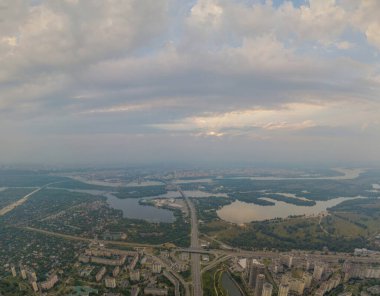 Kiev 'de günbatımı. Bulutlu bir akşam. Hava aracı görünümü.