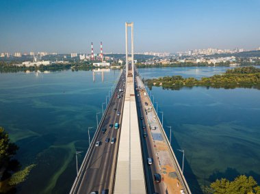 Kiev 'deki güney köprüsü. Dinyeper Nehri 'nin sularında su yosunları açar. Hava aracı görünümü.