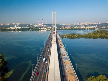Kiev 'deki güney köprüsü. Dinyeper Nehri 'nin sularında su yosunları açar. Hava aracı görünümü.