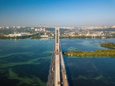 Kiev 'deki güney köprüsü. Dinyeper Nehri 'nin sularında su yosunları açar. Hava aracı görünümü.
