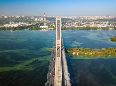 Kiev 'deki güney köprüsü. Dinyeper Nehri 'nin sularında su yosunları açar. Hava aracı görünümü.