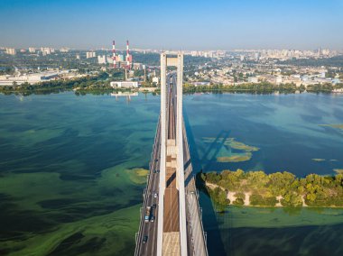 Kiev 'deki güney köprüsü. Dinyeper Nehri 'nin sularında su yosunları açar. Hava aracı görünümü.