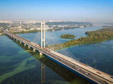 Kiev 'deki güney köprüsü. Dinyeper Nehri 'nin sularında su yosunları açar. Hava aracı görünümü.