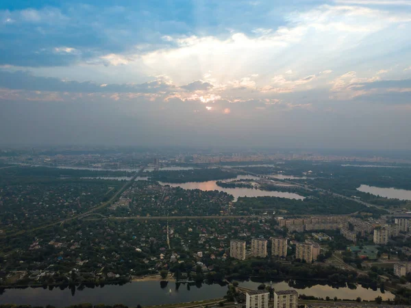 Kiev Günbatımı Bulutlu Bir Akşam Hava Aracı Görünümü — Stok fotoğraf