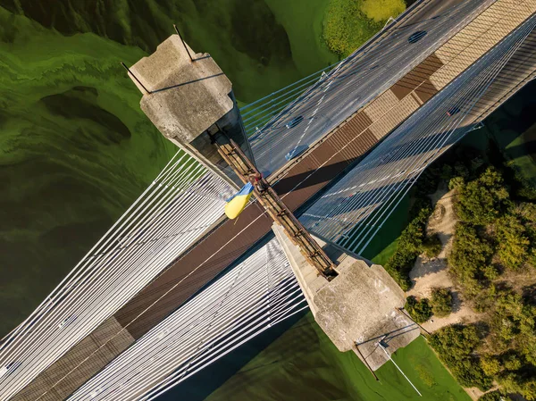 キエフの南橋 アルガエはドニエプル川の水に咲く 空中ドローンビュー — ストック写真