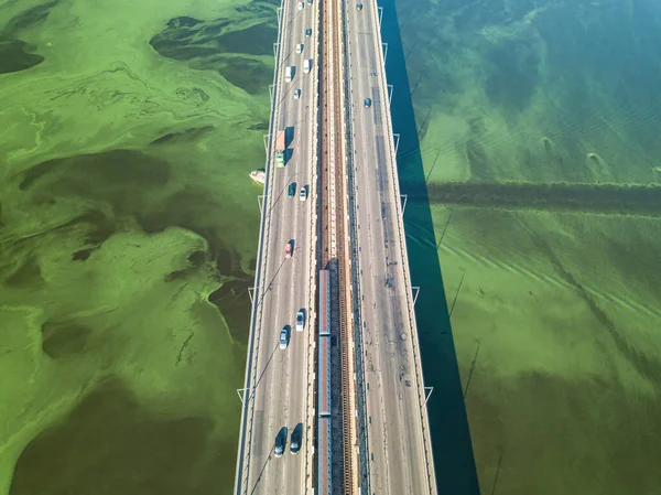 基辅的南桥海藻在第聂伯河的水中盛开 空中无人驾驶飞机视图 — 图库照片