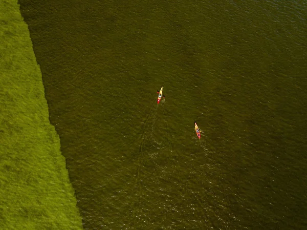 川の緑の水の中にカヤック 空中ドローンのトップビュー — ストック写真