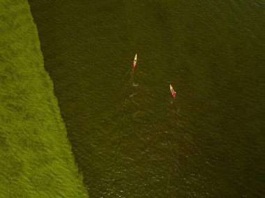 Nehrin yeşil suyunda kanolar. Hava aracı üst görünümü.