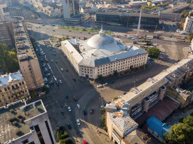 Kiev 'in iş alanındaki evler. Yaz güneşli bir gün. Hava aracı görünümü.