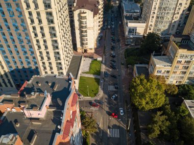 Kiev 'in iş alanındaki evler. Yaz güneşli bir gün. Hava aracı görünümü.