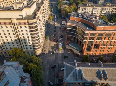 Kiev 'in iş alanındaki evler. Yaz güneşli bir gün. Hava aracı görünümü.