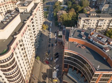 Kiev 'in iş alanındaki evler. Yaz güneşli bir gün. Hava aracı görünümü.