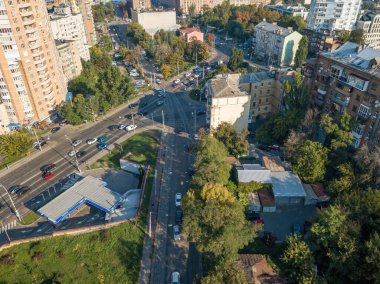 Kiev 'in iş alanındaki evler. Yaz güneşli bir gün. Hava aracı görünümü.