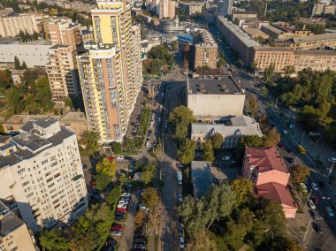 Kiev 'in iş alanındaki evler. Yaz güneşli bir gün. Hava aracı görünümü.