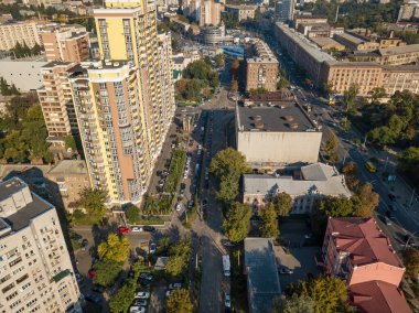 Kiev 'in iş alanındaki evler. Yaz güneşli bir gün. Hava aracı görünümü.