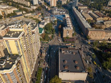 Kiev 'in iş alanındaki evler. Yaz güneşli bir gün. Hava aracı görünümü.