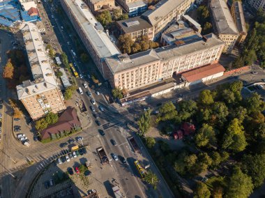 Kiev 'in iş alanındaki evler. Yaz güneşli bir gün. Hava aracı görünümü.