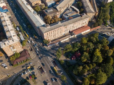 Kiev 'in iş alanındaki evler. Yaz güneşli bir gün. Hava aracı görünümü.