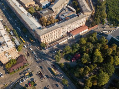 Kiev 'in iş alanındaki evler. Yaz güneşli bir gün. Hava aracı görünümü.