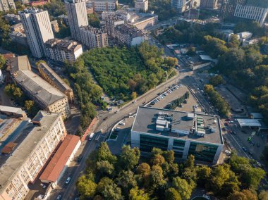 Kiev 'in iş alanındaki evler. Yaz güneşli bir gün. Hava aracı görünümü.