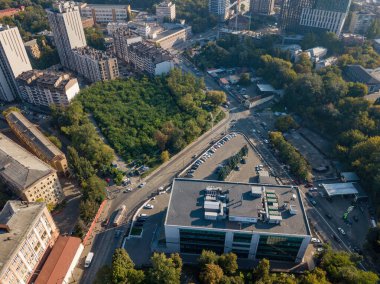 Kiev 'in iş alanındaki evler. Yaz güneşli bir gün. Hava aracı görünümü.