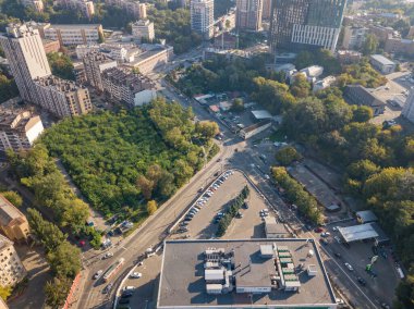 Kiev 'in iş alanındaki evler. Yaz güneşli bir gün. Hava aracı görünümü.