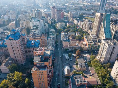 Kiev 'in iş alanındaki evler. Yaz güneşli bir gün. Hava aracı görünümü.