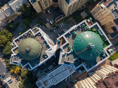 Kiev 'in iş alanındaki evler. Yaz güneşli bir gün. Hava aracı görünümü.