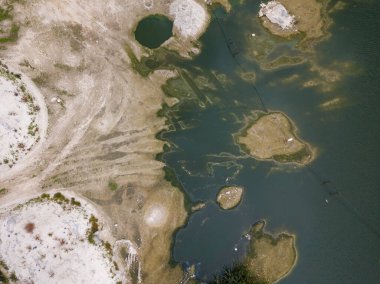 Terk edilmiş bir inşaat alanını su basmış. Hava aracı görünümü.