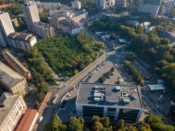 Kiev 'in iş alanındaki evler. Yaz güneşli bir gün. Hava aracı görünümü.