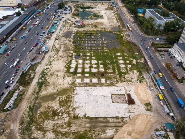 被洪水淹没的建筑工地 空中无人驾驶飞机视图 — 图库照片