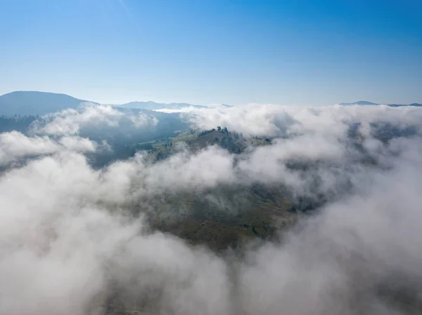 Una Fina Niebla Matutina Cubre Las Montañas Ucranianas Hierba Verde — Foto de Stock