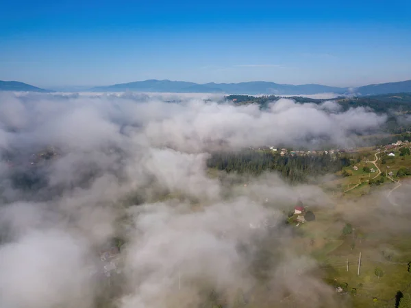 Léger Brouillard Matinal Recouvre Les Montagnes Ukrainiennes Herbe Verte Sur — Photo