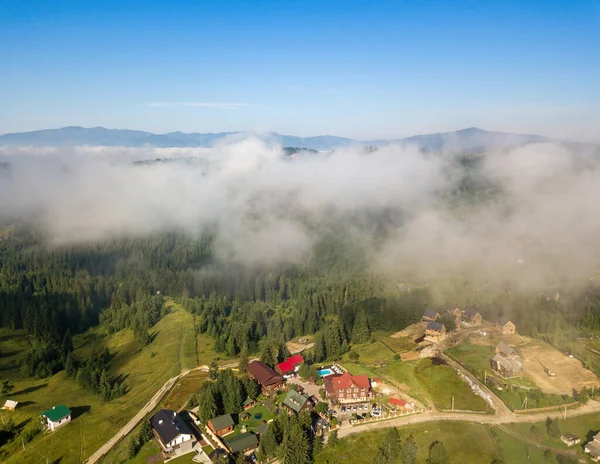 Dünner Morgennebel Über Einem Bergdorf Nebel Bedeckt Die Ukrainischen Berghänge — Stockfoto