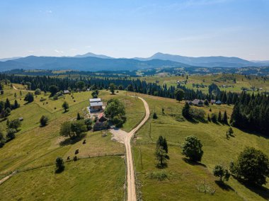 Yazın Ukraynalı Karpatlar. Hava aracı görünümü.