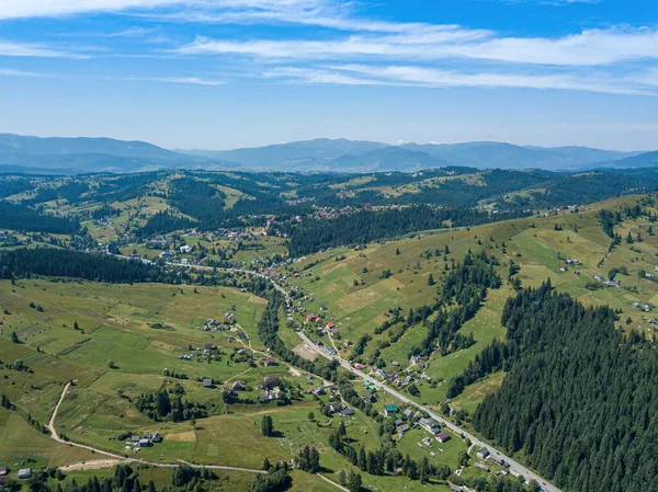 Grüne Berge Der Ukrainischen Karpaten Einem Sonnigen Sommermorgen Nadelbäume Den — Stockfoto