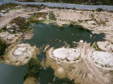 Terk edilmiş bir inşaat alanını su basmış. Hava aracı görünümü.