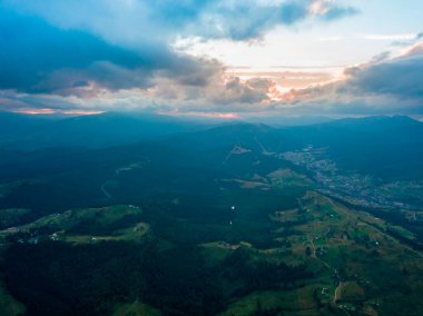 Dağlarda gün batımı. Akşamları Ukrayna Karpatları. Hava aracı görünümü.