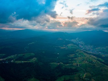 Dağlarda gün batımı. Akşamları Ukrayna Karpatları. Hava aracı görünümü.