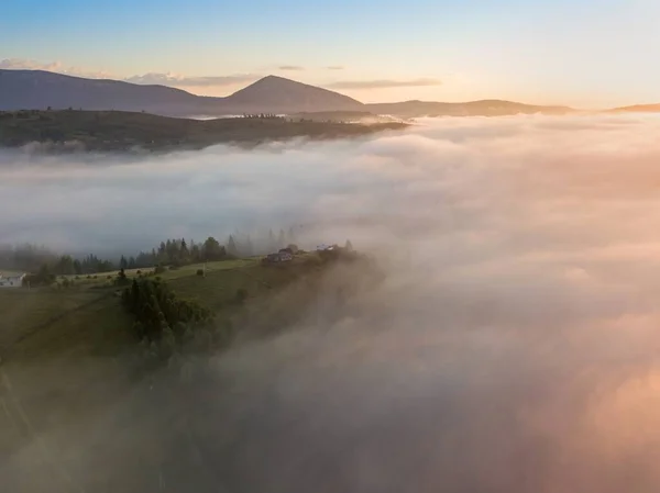 Ομίχλη Απλώνεται Στα Βουνά Την Αυγή Ήλιος Ανατέλλει Στον Ορίζοντα — Φωτογραφία Αρχείου